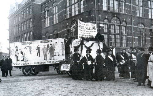 demonstratie vrouwenkiesrecht amsterdam 1913.jpg